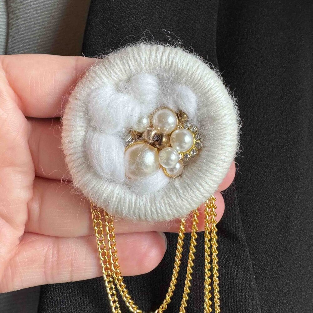White Wool Pearl Brooch With Gold Chains - Picture 9 of 13